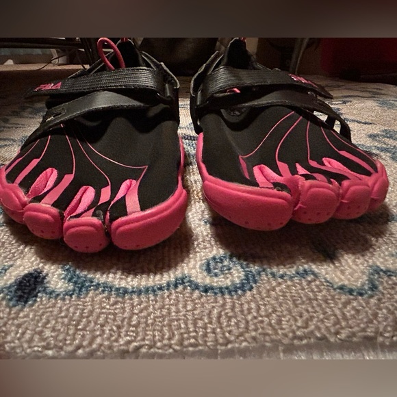 FILA water shoes/ sandals - Picture 2 of 7